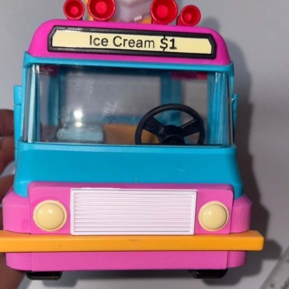 Roblox Adopt Me Ice Cream Truck + Pets Bundle - Lights/Music - Bee/Unicorn/Snowm - Picture 8 of 11